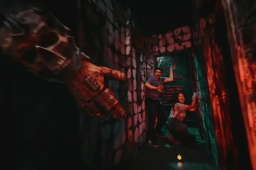 Men and women stuck in a no exit room with a monster